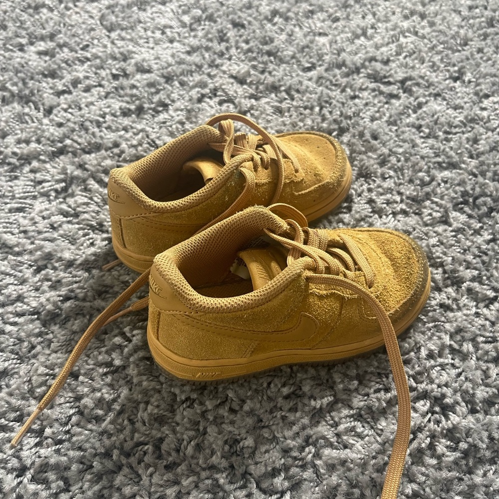 Gently used toddler shoes size 9C US
